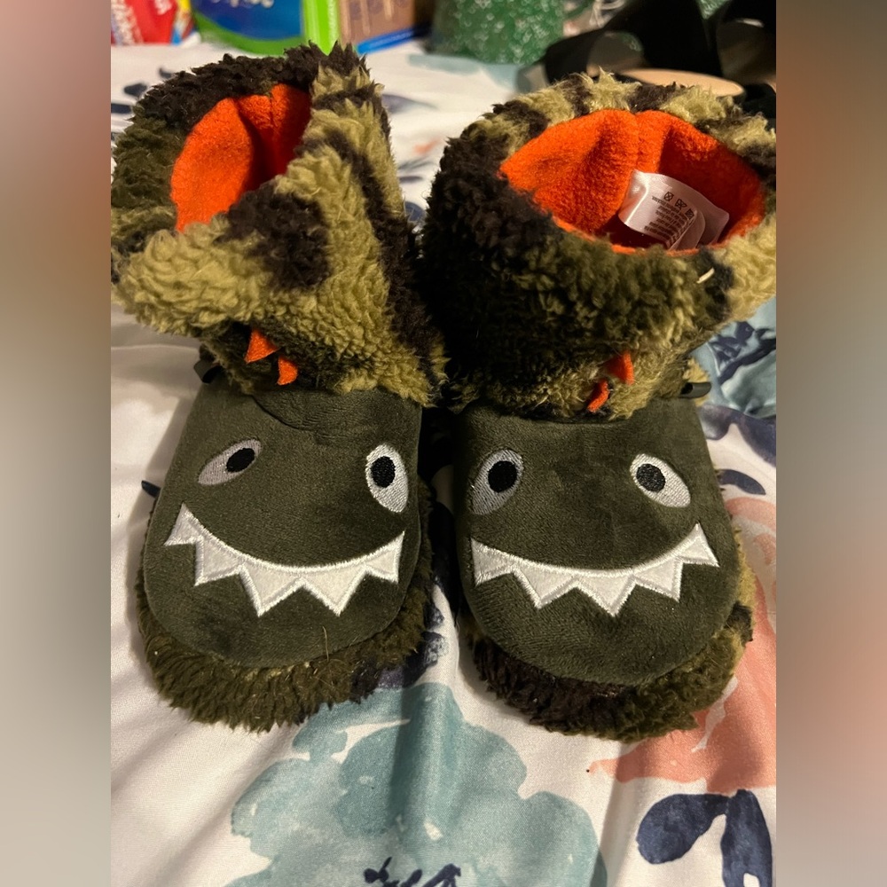 Totes house shoes, slippers, size 7-8, monster, camo